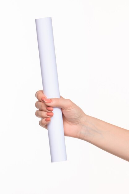 Цилиндр женские руки на белом фоне