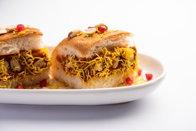 Dabeli, kutchi dabeli or double roti is a popular snack food of india, originating in the kutch or kachchh region of gujarat Free Photo