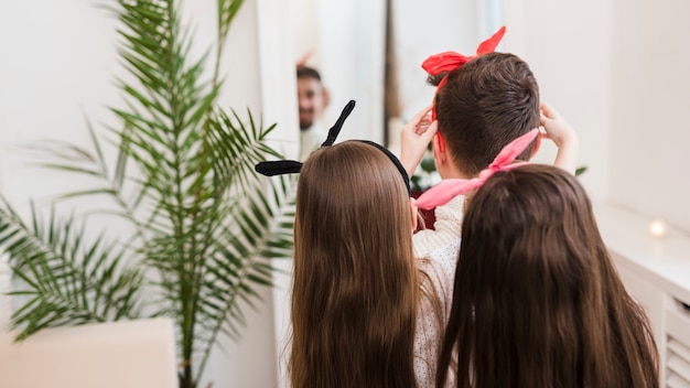 Foto gratuita papà celebra la festa del papà con le figlie