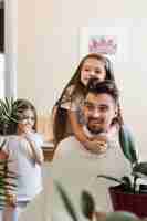 Foto gratuita papà celebra la festa del papà con le figlie