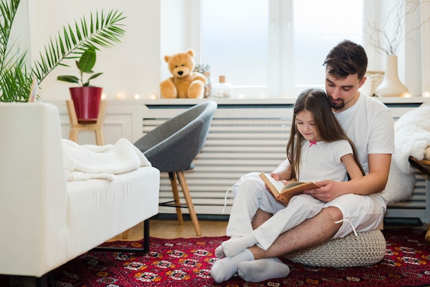 Foto gratuita papà celebra la festa del papà con le figlie