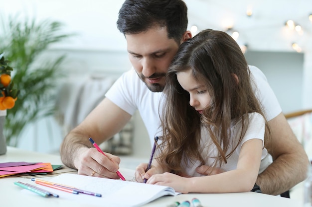 Папа и дочь делают домашнее задание