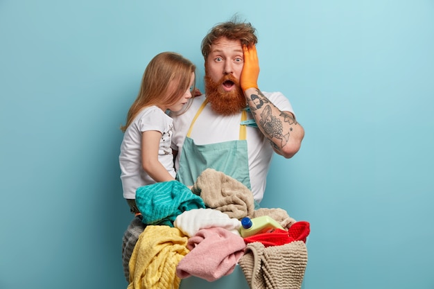 Free photo dad and daughter prepare laundry for washing