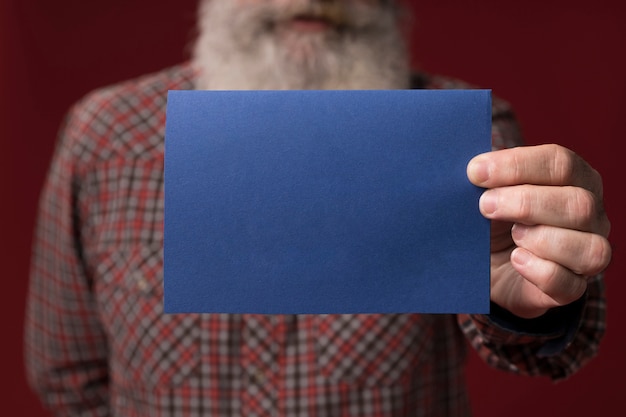 Papà che tiene una cartolina d'auguri di festa del papà