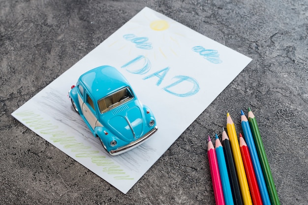 おもちゃの車と鉛筆のお父さん碑文