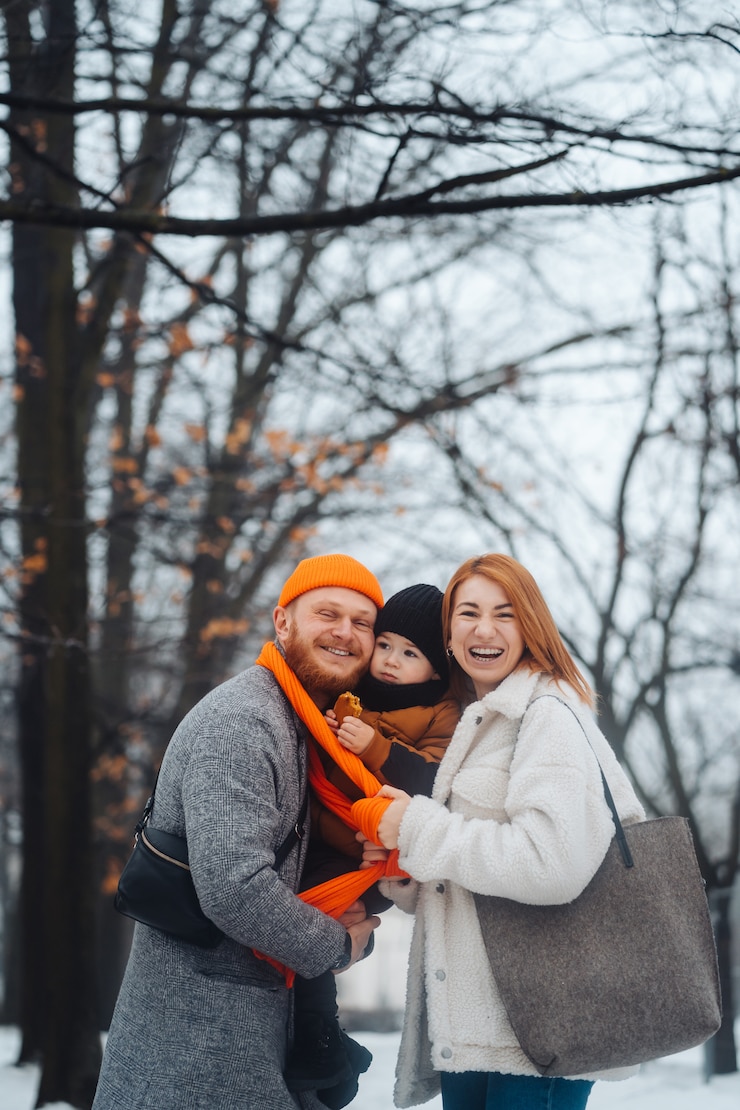 Free Photo dad mom and baby in the park in winter