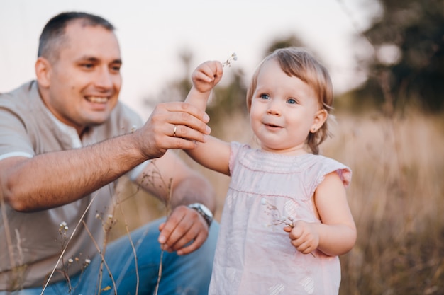 Foto gratuita papà natura bambino sorridente giorno