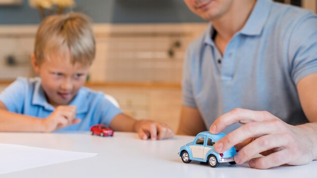 若い男の子と遊ぶお父さん