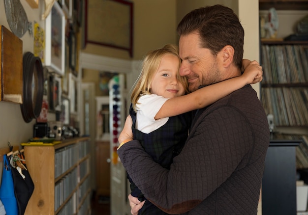 Foto gratuita papà che prepara il bambino per il primo giorno di scuola