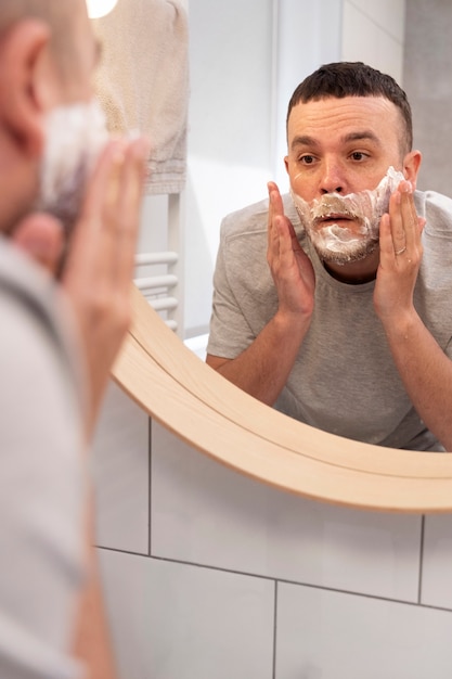 Free photo dad teaching his son how to shave