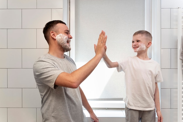 お父さんが息子に剃る方法を教えている