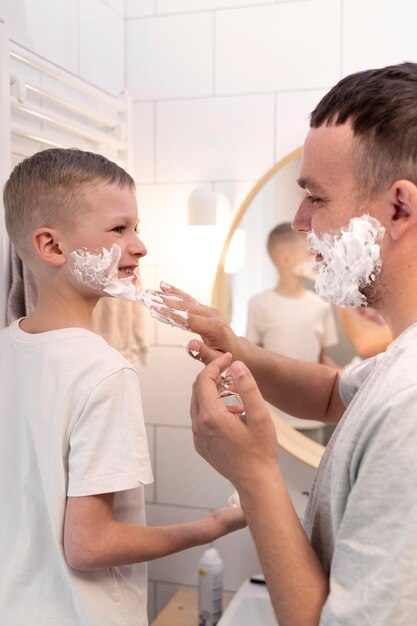 お父さんが息子に剃る方法を教えている