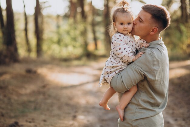 숲에서 포옹하는 작은 딸과 아빠