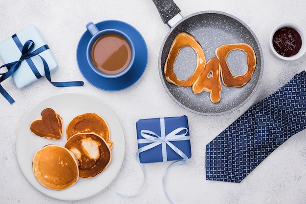 Foto gratuita parola del papà scritta nella prima colazione di mattina dei panini del pane