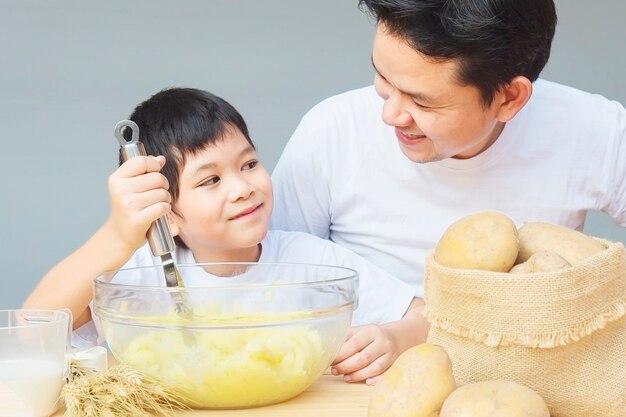 パパと息子のマッシュポテトを楽しく作る