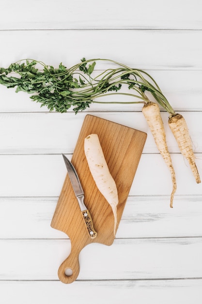 Free photo daikon on wooden board