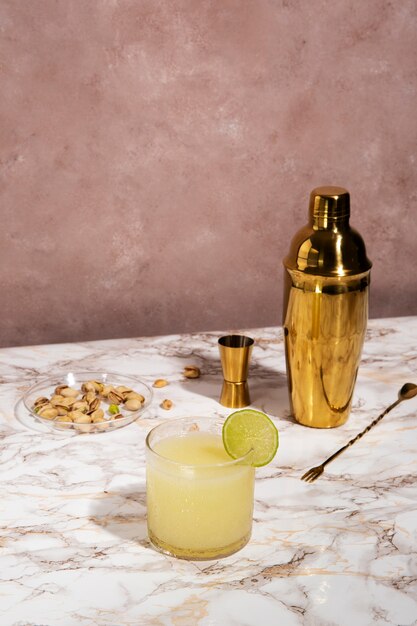 Бокал для коктейля Daiquiri с лаймом под высоким углом