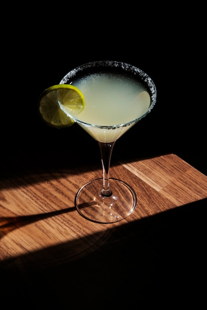 Cocktail daiquiri con fetta di lime ad angolo alto