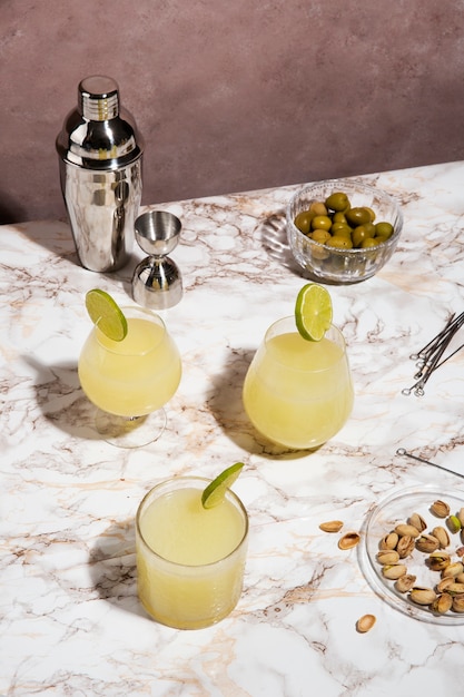 Free photo daiquiri cocktails with lime slices assortment