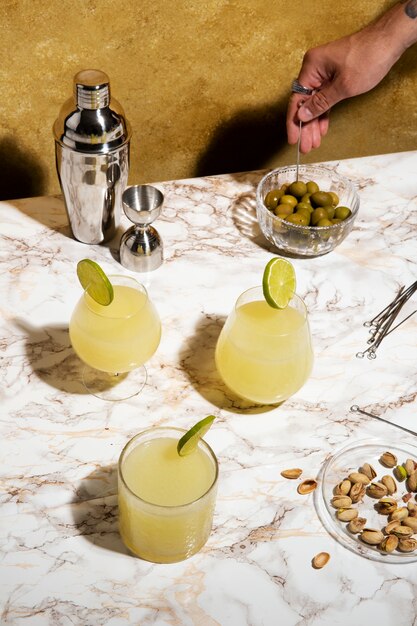 Daiquiri cocktails with lime slices