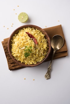 Dal khichadi 또는 khichdi는 변덕스러운 배경 위에 그릇에 제공되는 맛있는 인도 한 냄비 요리법입니다.