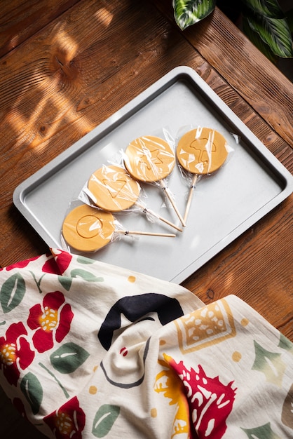 Free photo dalgona cookies on tray