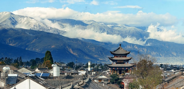 Вид на крышу старого города Дали с облачной горой Цаншань. Юньнань, Китай.