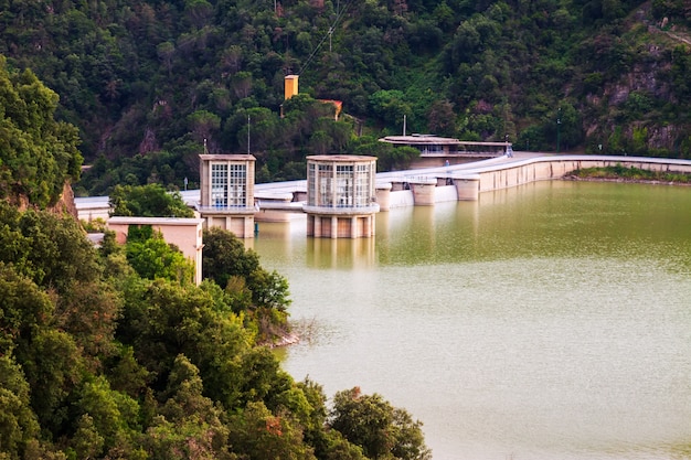 Плотина на реке Тер. Водохранилище