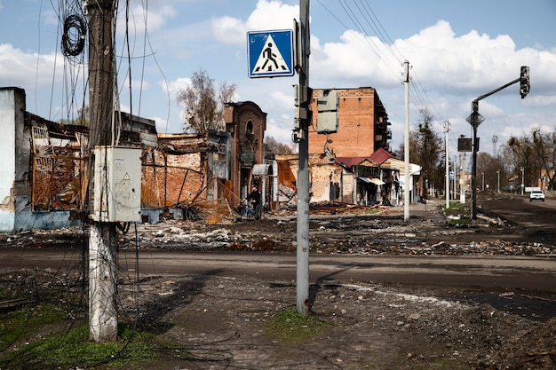 Бесплатное фото Поврежденный город русской войной в украине