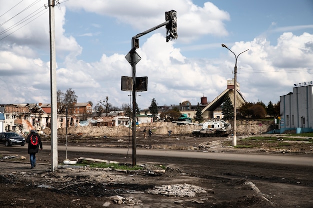 Foto gratuita guerra danneggiata del russo di strada in ucraina