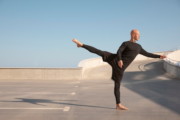 Foto gratuita ballerino che fa arte performativa elegante