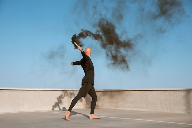 Foto gratuita ballerino che fa arte performativa elegante