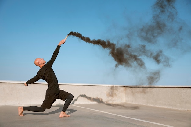 Ballerino che fa arte performativa elegante