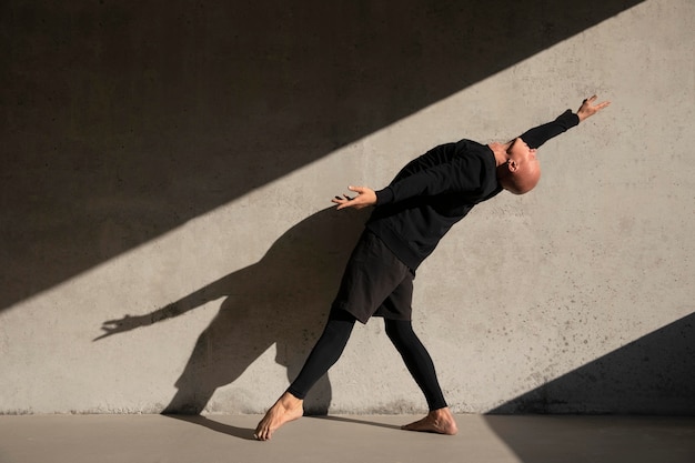 Foto gratuita ballerino che fa arte performativa elegante