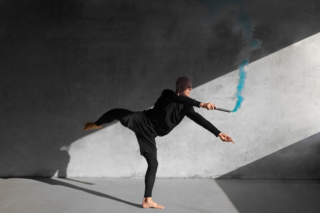 Foto gratuita ballerino che fa arte performativa elegante