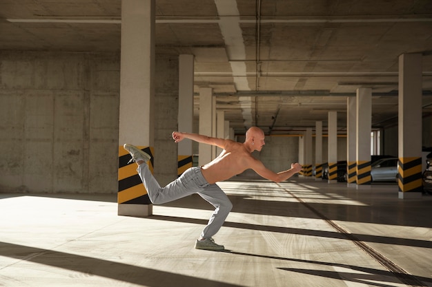 Foto gratuita ballerino che fa arte performativa elegante