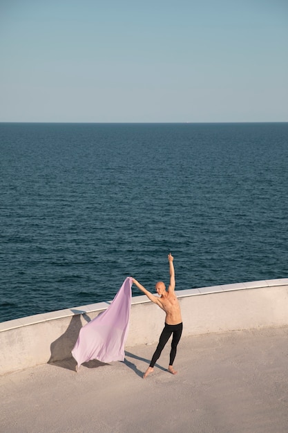 Foto gratuita ballerino che fa arte performativa elegante