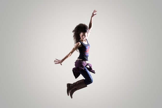 空中で飛ぶダンサーの女の子