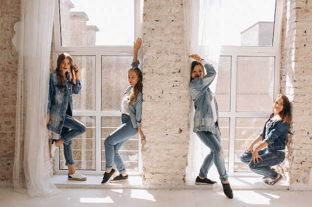 Foto gratuita squadra di ballerino in studio