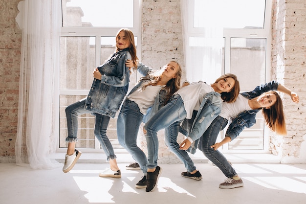 Foto gratuita squadra di ballerino in studio