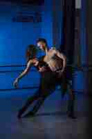 Foto gratuita ballerini che eseguono una danza sensuale