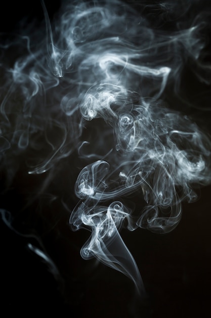 Бесплатное фото Темный фон с динамическим дымом силуэтом
