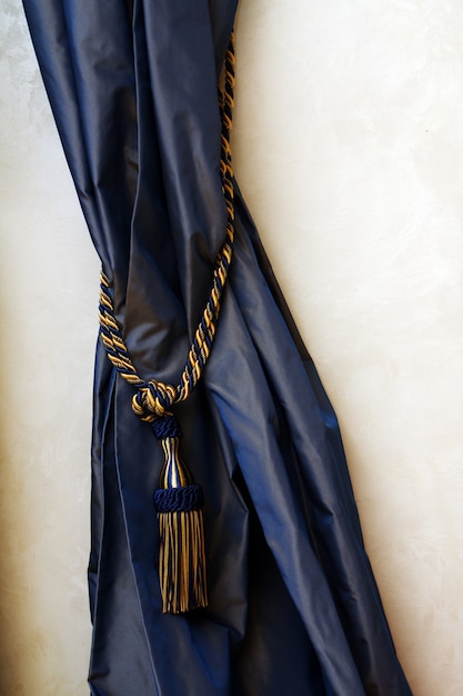 Бесплатное фото Темно-синие шторы с веревкой