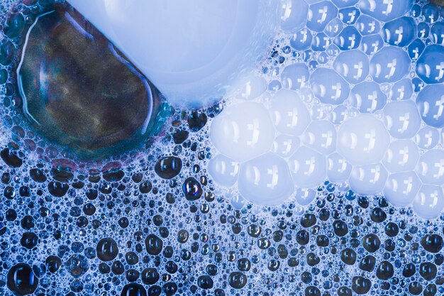 大きな泡を持つダークブルーの水