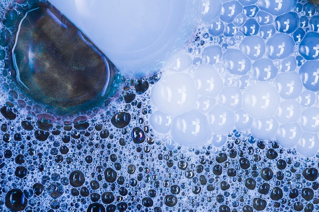 Синяя вода с большими пузырьками