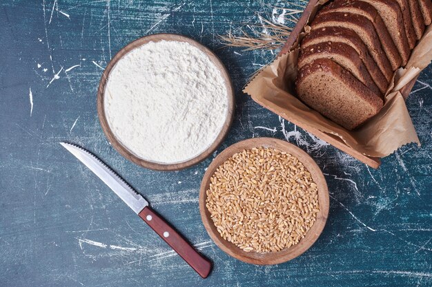 Dark bread slices with blended wheat.