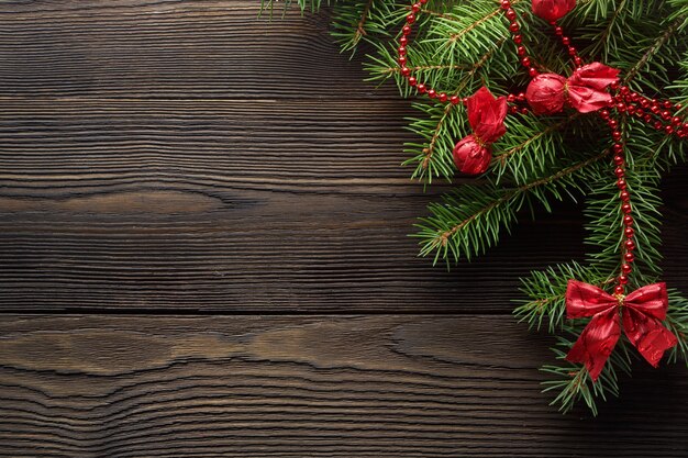 소나무 장식 크리스마스와 어두운 갈색 나무 테이블