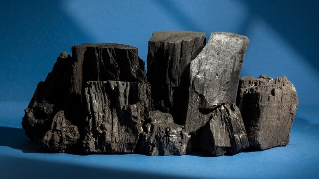 Темный уголь в разных формах и формах