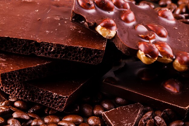 Темный шоколад лежит на кофейных зернах
