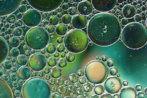 濃い緑色の異なる抽象的な泡の質感
